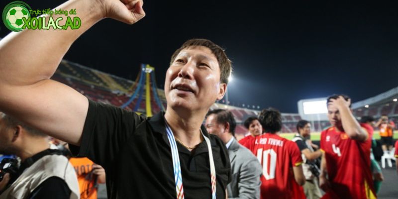 HLV Kim Sang-sik tiếp thêm sức mạnh 